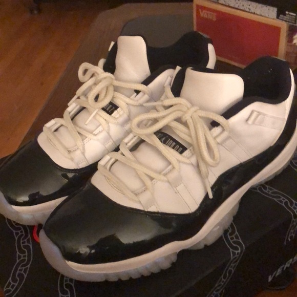 Jordan 11’s low top - Picture 2 of 3